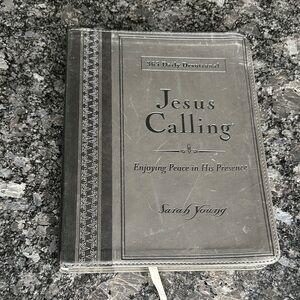 Jesus Calling: 365 Daily Devotional, by Sarah Young, Thomas Nelson 2011 GUC